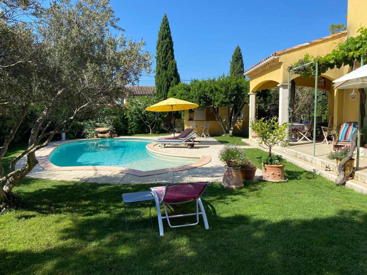 Studio Bord De Piscine Sérignan-du-Comtat Exteriér fotografie